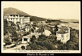 Carte postale noir et blanc. Vue plutôt supérieure d'un hameau surplombé par un hôtel art nouveau.