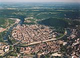 Le centre-ville historique, établi dans un méandre du Doubs.