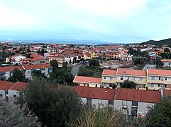 Vista de la localidad de Sarroch.