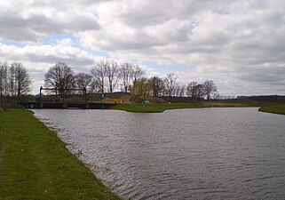 De Berkel bij verdeelwerk Warken; rechts het afleidingskanaal, dat bij sluiscomplex Eefde in het Twentekanaal uitkomt.