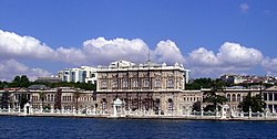 Die Dolmabahçe-paleis soos gesien vanaf die Bosporus.