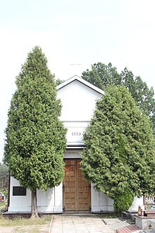 Kock cemetery chapel 2016 P01.jpg