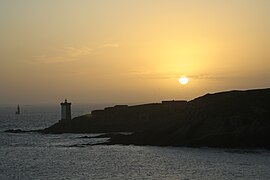 Silhouette de la presqu'île et du phare de Kermorvan lors d'un coucher de soleil.