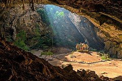 Second place: Royal pavilion in Phraya Nakhon Cave in Khao Sam Roi Yot National Park, Prachuap Khiri Khan province, Thailand. – Atribuim: BerryJ (CC BY-SA 4.0)