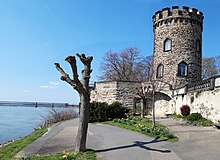 Grauer Turm (Graven Turm) Erbaut 1357–1371 von Graf Wilhelm I. zu Wied. Dieser hatte, nach Erhalt der Stadtrechte 1357, an dieser Stelle mit dem Bau der Stadtmauer begonnen und wollte von dort den Rheinzoll erheben. Der Turm hatte in früheren Zeiten eine Spitzhaube und der Gang zum Rhein war überdacht. 1371 verlor Graf Wilhelm zu Wied, nach einer Fehde mit dem Trierer Kurfürsten Kuno von Falkenstein, die Stadt an denselben, der dann den Bau der Stadtmauer weiter vorantrieb und in Engers die Burg „Kunostein“ errichtete.