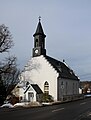 Kirche, Kriegerdenkmal für die Gefallenen des Ersten Weltkrieges und Gedenkbaum (Eiche) neben der Kirche