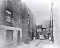 Boundary Street nel 1890; tre anni dopo, il London County Council iniziò a sgomberare gli slum.