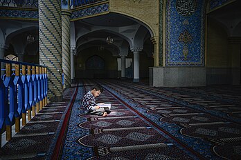 Un jeune musulman en train de lire dans la mosquée Dar ul-Ihsan de Sanandaj. (définition réelle 3 200 × 2 133)