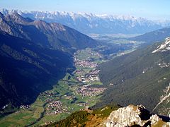 Blick von der Elferspitze ins Stubaital, ganz der letzte Ort das Tal hinaus rechts ist Schönberg (gegenüber mittig Patsch, hinten Inntal und Nordkette)