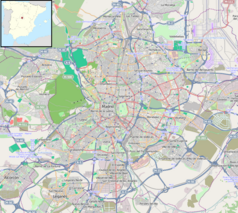 Mapa konturowa miasta Madrytu, w centrum znajduje się ikonka pałacu z opisem „Pałac Królewski w Madrycie”