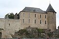 Château de Mayenne vu du quai sur la rivière Mayenne