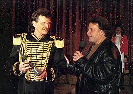 Herman Renz (links) ontvangt de Oscar Carré Trofee in 1995.