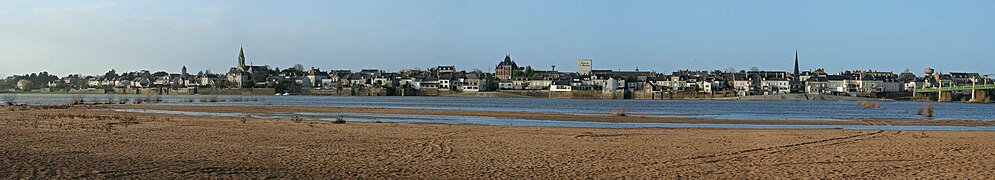 Ingrandes (à droite) et Le Fresne-sur-Loire (à gauche), vue de l'autre côté de la Loire.