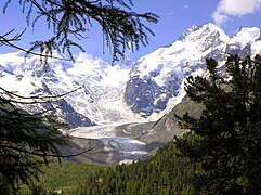 Le piz Bernina (à droite).