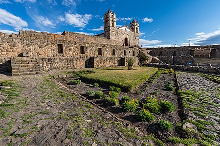 Templo del Sol y la Luna, Iglesia de Vilcashuaman construida sobre construccion Inca. Ayacucho. Por Manuel Machuca Saavedra Licencia: CC-BY-SA-4.0