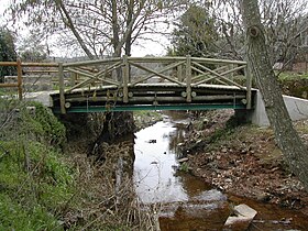 Le pont vu depuis la rivière Abrilongo.