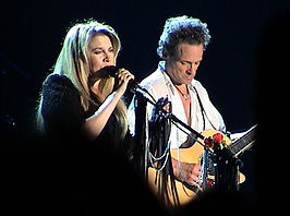 Stevie Nicks en Lindsey Buckingham spelen Landslide tijdens concert van Fleetwood Mac op 13 november 2003 in Oberhausen