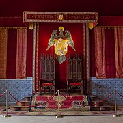 Escudo con el águila de San Juan nimbada en el salón del trono del Alcázar de Segovia.