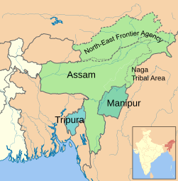 ﻿ Der Bundesstaat Assam im Jahr 1951. Die North-East Frontier Agency und die Naga Tribal Area hatten einen Sonderstatus, waren jedoch formal Teil Assams (gestrichelt eingezeichnet das von der Volksrepublik China beanspruchte Territorium)