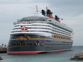 De Disney Wonder in de haven van Castaway Cay.