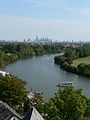 Höchster Mainbogen mit Blick auf die Frankfurter Skyline