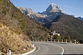 Forte Predil lungo la discesa dal passo in territorio sloveno e Mangart sullo sfondo