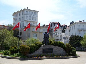 Patung Atatürk di Büyükada, pulau terbesar di Kepulauan Pangeran di Laut Marmara, sampai tenggara Istanbul.