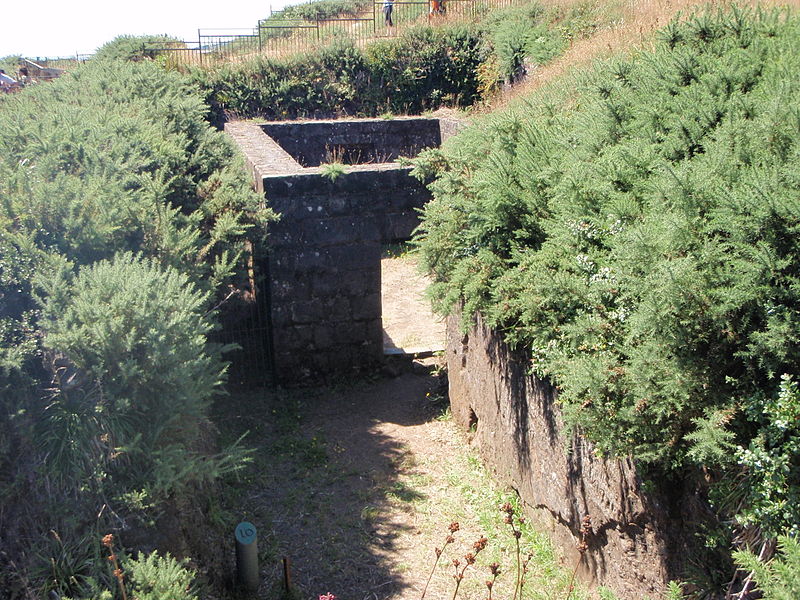 File:Castillo de Niebla, acceso polvorín.JPG