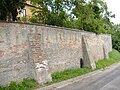 Teilansicht von der imposanten Schlossmauer