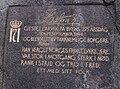 HAAKON 7 GJESTET LARVIK PÅ BYENS 275 ÅRSDAG DEN 29 SEPTEMBER 1946 OG BLE HYLLET AV TAKKNEMLIGE BORGERE FORDI HAN VERGET NORGES FRIHET, LYKKE, ÆRE, VAR STOR I MOTGANG, STERK I NØD, RANK I STRID OG TRO I FRED, ETT MED SITT FOLK.