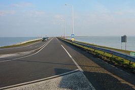 De Houtribdijk, met daarop de provinciale weg N307