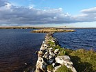 Calzada a Eilean Dhomhnaill en Loch Olabhat.