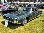 Una Ford Thunderbird.