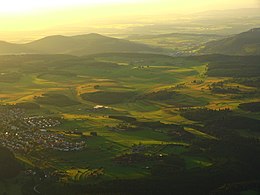 Die westliche Hochfläche bei Böttingen aus der Luft gesehen, links im Hintergrund die Berggruppe mit Lemberg (1015 m), Oberhohenberg (1010 m) und Hochberg (1009 m)