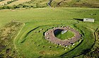 Foto aérea del cairn y del henge que conforman Cairnpapple Hill.