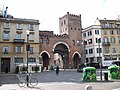 La porta medievale alle colonne di San Lorenzo, centro del quartiere