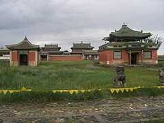 Rocas león, Dalai Lama Sum y templos principales al fondo