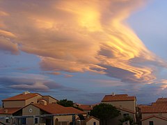 Nuages lenticulaires engendrés par des ondes orographiques associées à un épisode de tramontane au-dessus de Port Leucate, Aude.