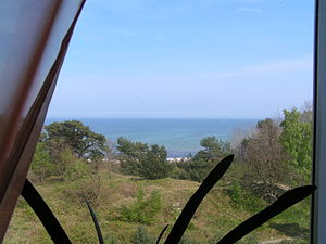 Vue d'une fenêtre sur la mer.