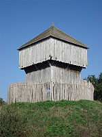 Le château à motte de Saint-Sylvain-d’Anjou, reconstitution d’une motte du XIe siècle.