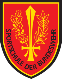 Das heutige Verbandsabzeichen der Sportschule der Bundeswehr, im aktuellen Design. Öl- und Eichenzweig umhüllen wie ein Kranz ein aufrechtstehendes Schwert