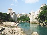 Den berömda 1500-talsbron Stari Most i bosniska Mostar återinvigs 2004 efter flera års återuppbyggnadsarbete.