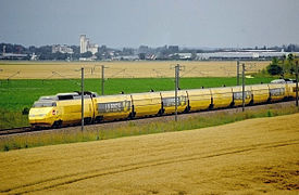 Une rame TGV postal à proximité de Chevry-Cossigny (Seine-et-Marne).