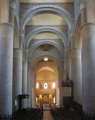 A Igreja de São Filiberto, Tournus, com seus altos pilares circulares. Seu teto é composto de arcos transversais apoiando uma série de abóbadas de berço.