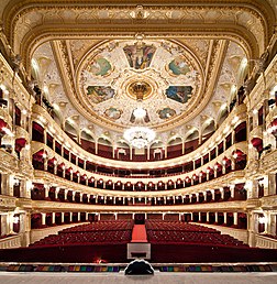 La salle du théâtre d'opéra et de ballet d'Odessa (Ukraine). (définition réelle 3 717 × 3 808)