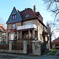 Villa mit Garage und Einfriedung