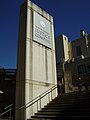 Un escalier avec sur la gauche une plaque indiquant le complexe du palais de justice.