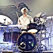 Brooks Wackerman live dengan band Bad Religion.