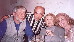 Bel Kaufmanová (druhá zprava) v roce 2001