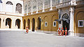 Cortile di San Damaso, cortile del Palazzo Apostolico in Vaticano, ingresso al palazzo di Sisto V (Scala Nobile) all'ora del cambio della guardia (facciata est).